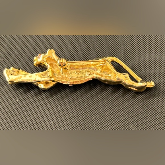 Vintage gold tone running leopard brooch/pin - Picture 2 of 2